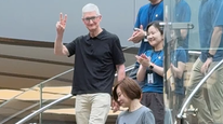 苹果CEO库克，闪现上海Apple浦东零售店