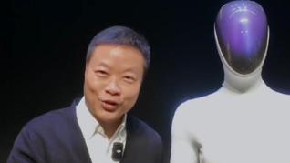 何小鹏一镜到底展示“女机器人”内部构造，证实没藏人后股价拉升5%