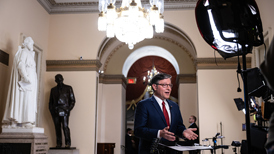 为结束停摆迈出关键一步！美参议院投票通过临时拨款法案