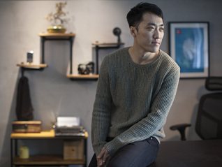 王自如被恢复执行1.94亿，曾自曝因限高坐绿皮火车出差