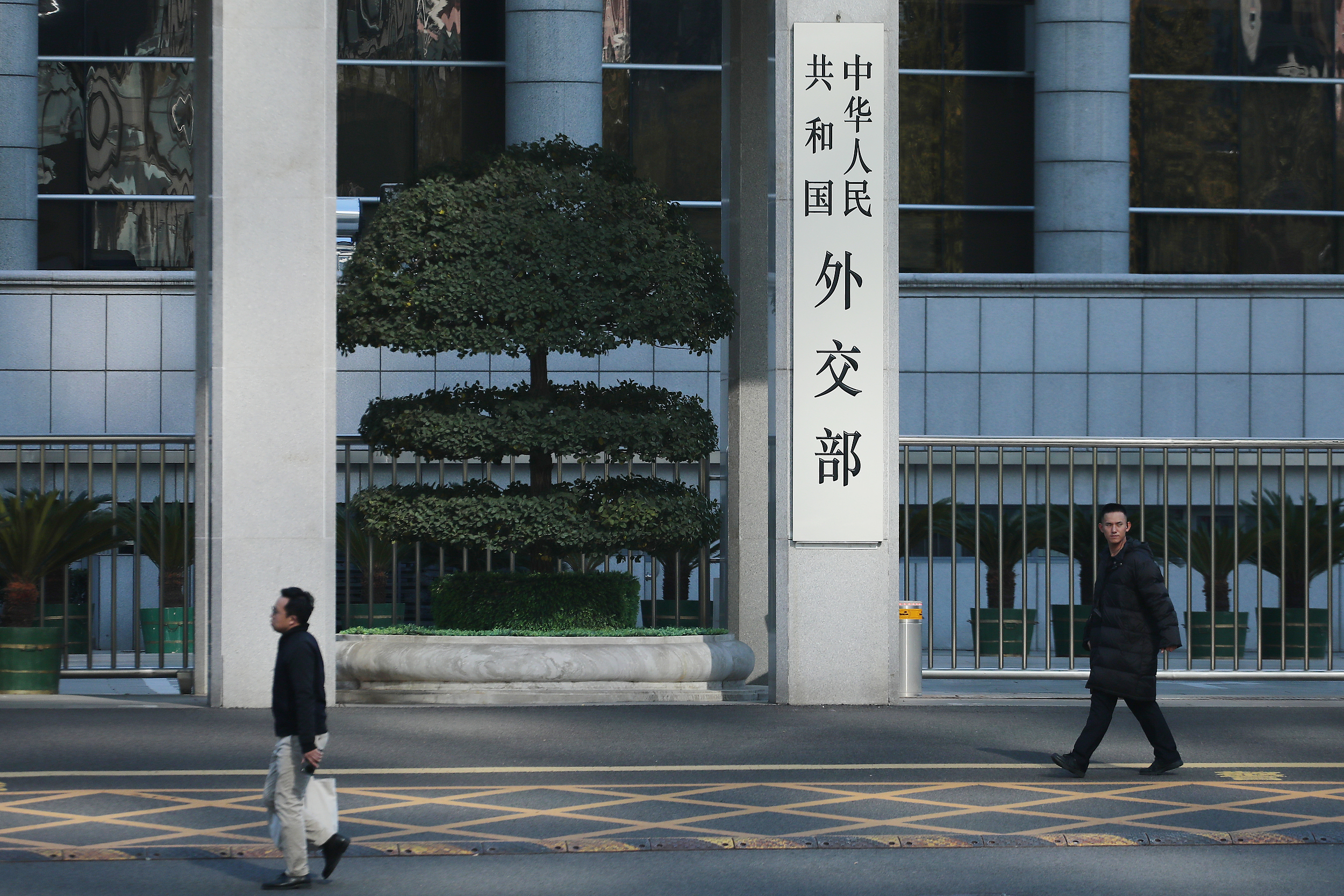 日本外务省高官今日访华，将解释首相涉台言论|界面新闻 · 天下