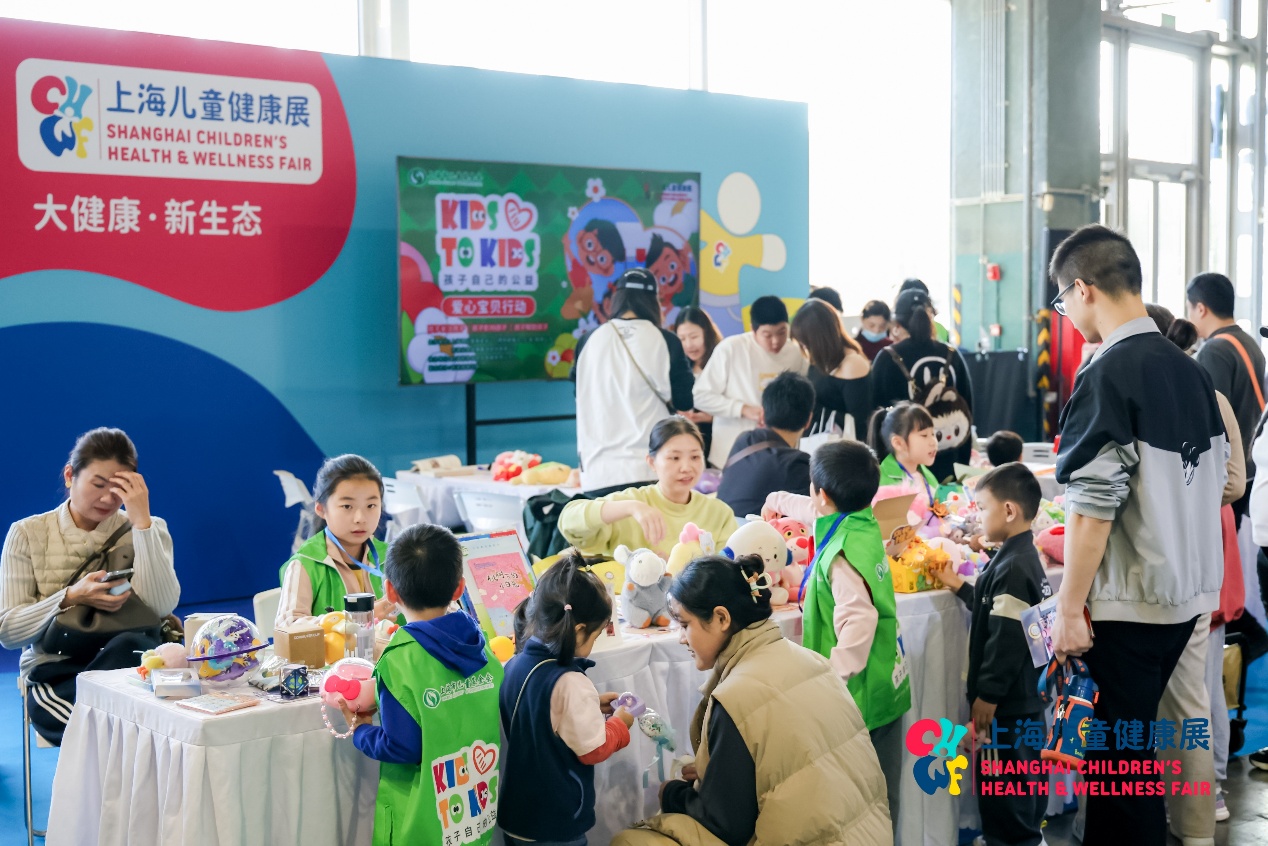 一群人在台上演讲AI 生成的内容可能不正确。