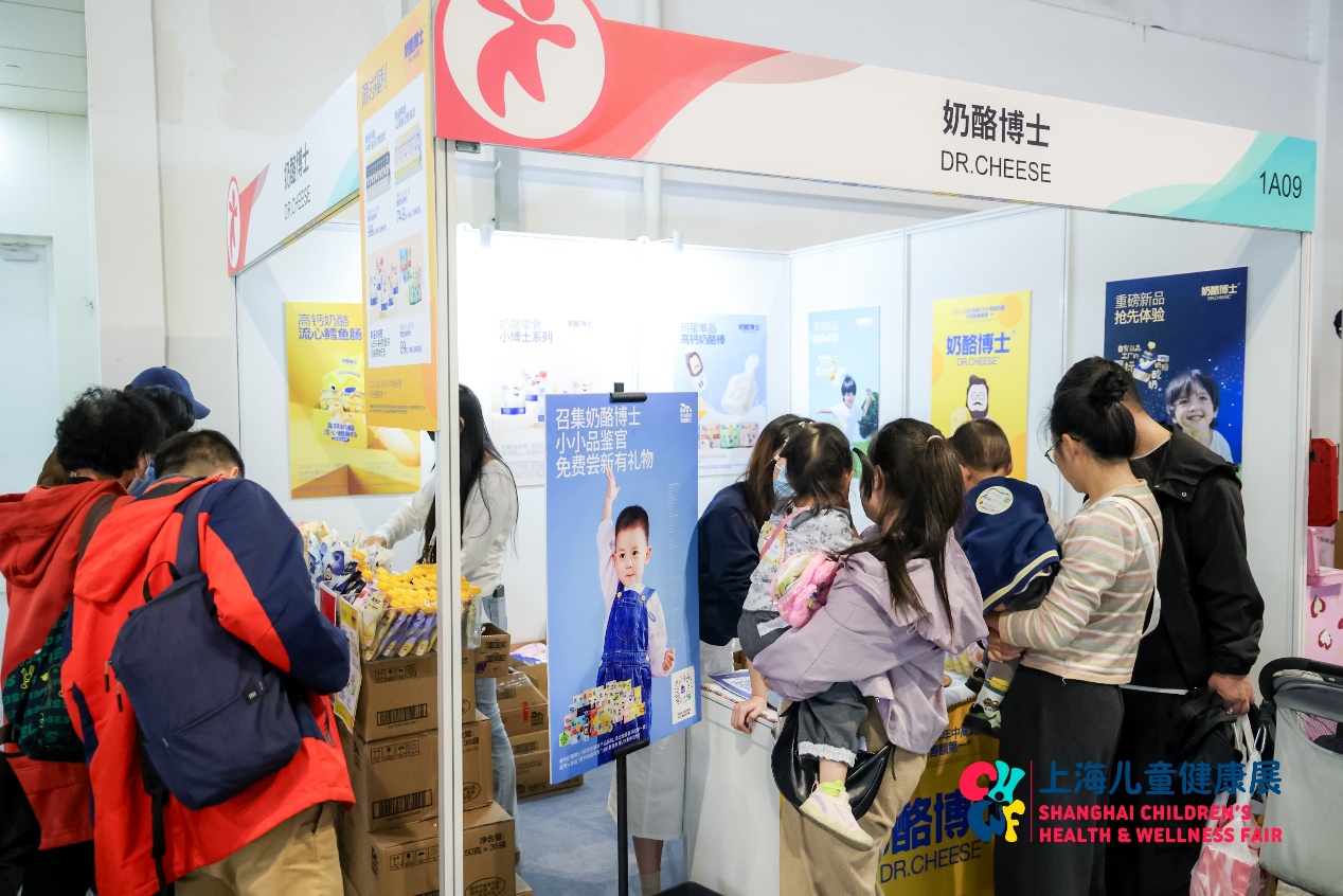 一群人站在商店前AI 生成的内容可能不正确。