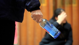 重庆通报52岁女子遭家暴勇敢维权：施暴者犯故意伤害罪被判拘役