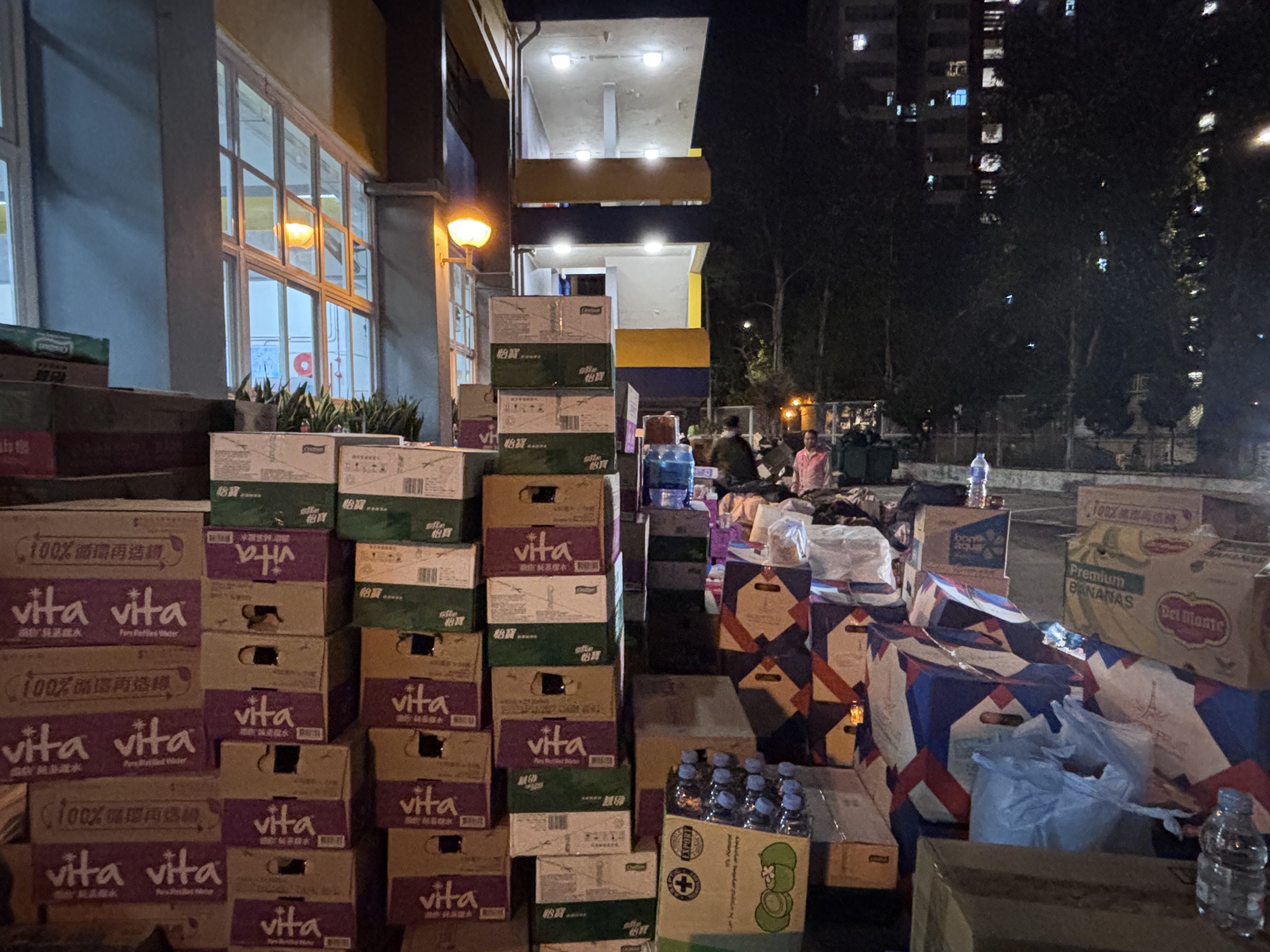 直击香港大埔火灾：中低楼层火势已受控，附近居民已疏散