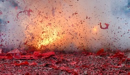 地方新闻精选 | 安徽亳州销毁烟花爆竹致4人受伤 湖南双峰通报恋人结婚前日先后坠亡