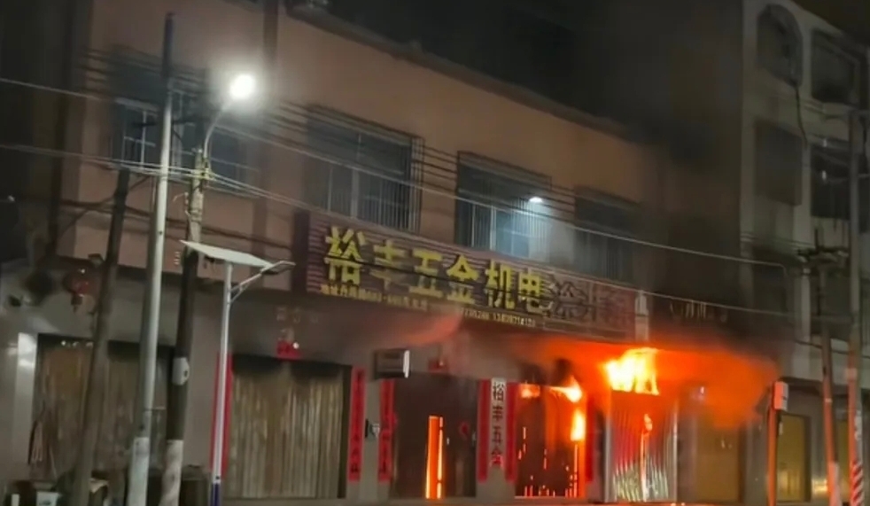 广东汕头一五金店火灾致8人遇难，家属：死者是自家人