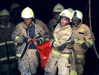 或由无人机电池短路引发，印尼一商场大火已致22人遇难