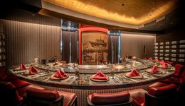 一边上市敲钟，一边老店结业，香港餐饮大换血？