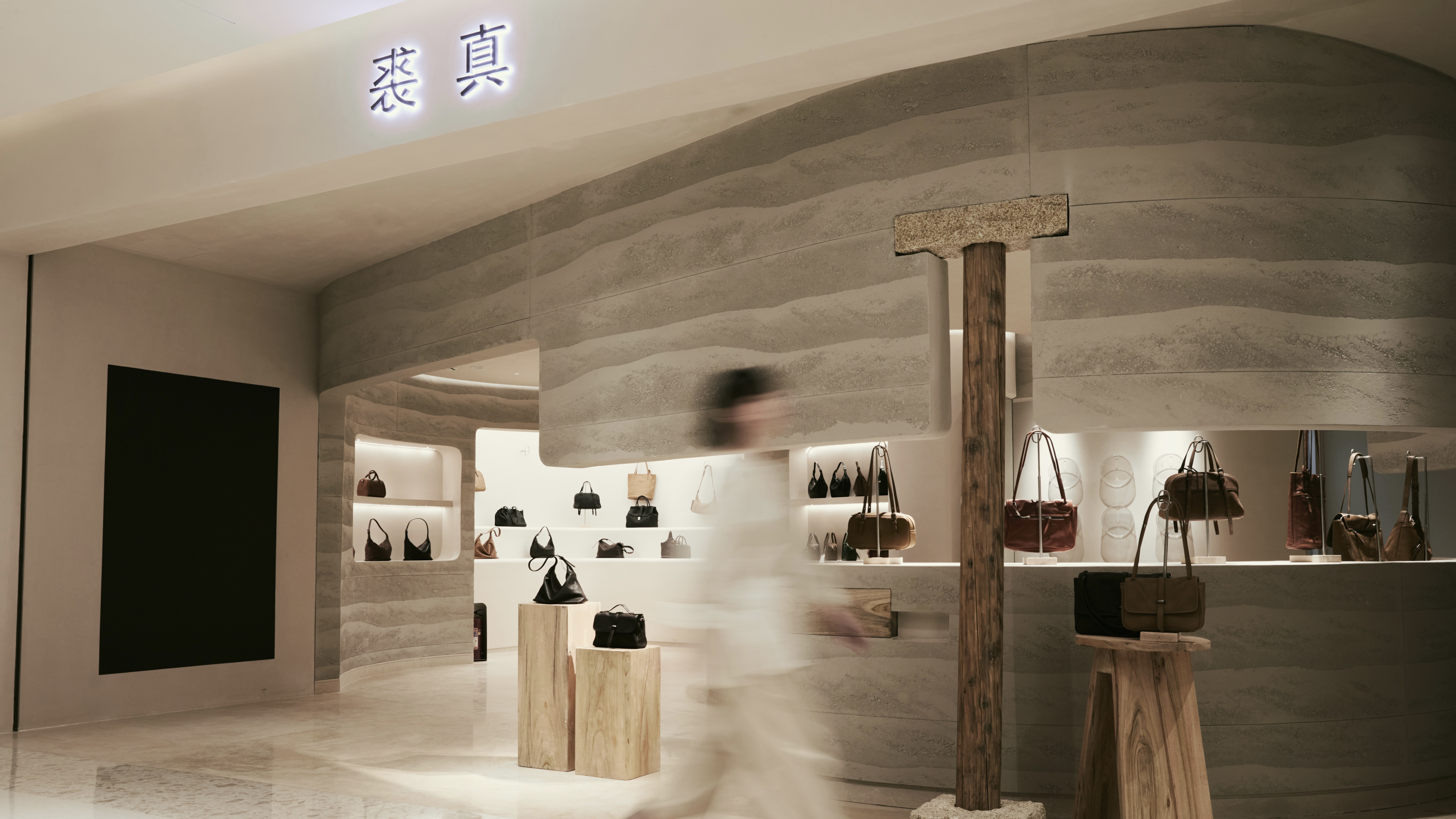 裘真背靠珠三角工厂，一举反超国际轻奢包袋品牌｜打开新国货精品篇章 ①