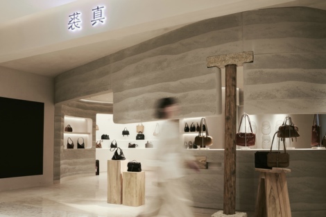 裘真背靠珠三角工厂，一举反超国际轻奢包袋品牌｜新国货精品时代 ①