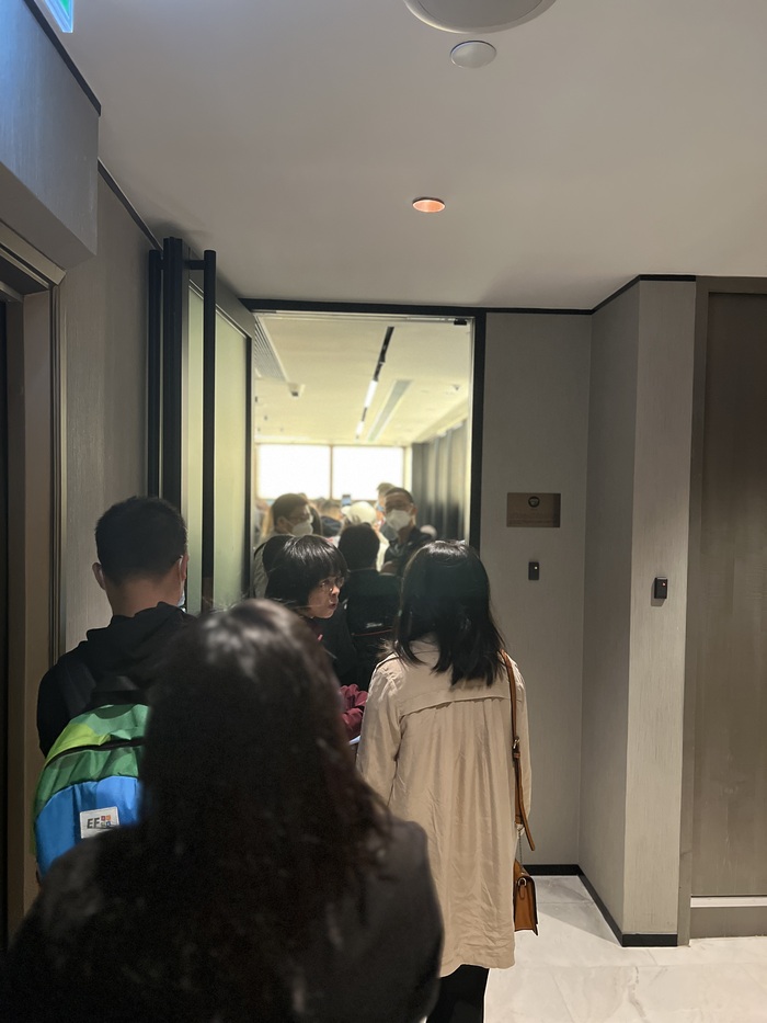 【深度】7%收益倒计时！香港保险抢购潮背后的狂欢与暗礁|界面新闻