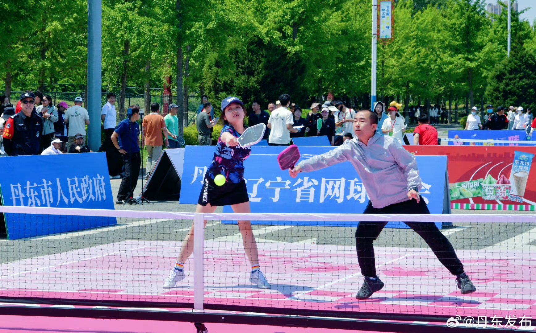 年轻人玩起匹克球，打开一个亿级消费市场