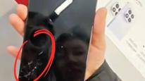 小米店员展示手机防摔功能屏碎了