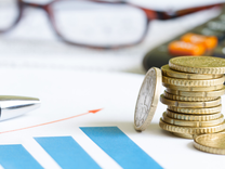 新能源核心赛道探底回升，电池50ETF(159796)四连阴后反弹涨0.28%，盘中创下年内新低0.704，金针探底还是仙人指路？