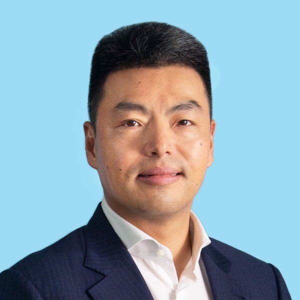 穿着西装笔挺的男子描述已自动生成