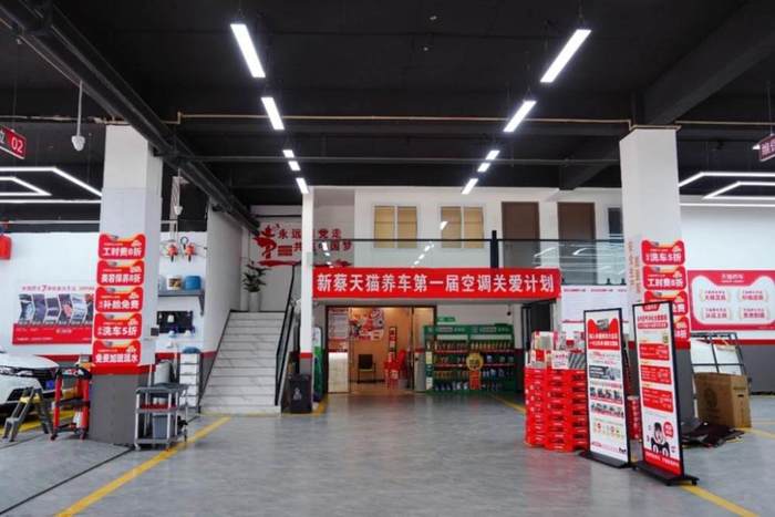 建筑上挂着商铺的地铁中度可信度描述已自动生成