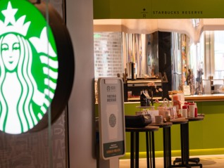 22元一瓶依云矿泉水被指太贵没人买，星巴克门店回应