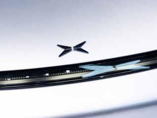 小鹏汽车三季度净亏损收窄至3.8亿元，交付量同比增长1.5倍