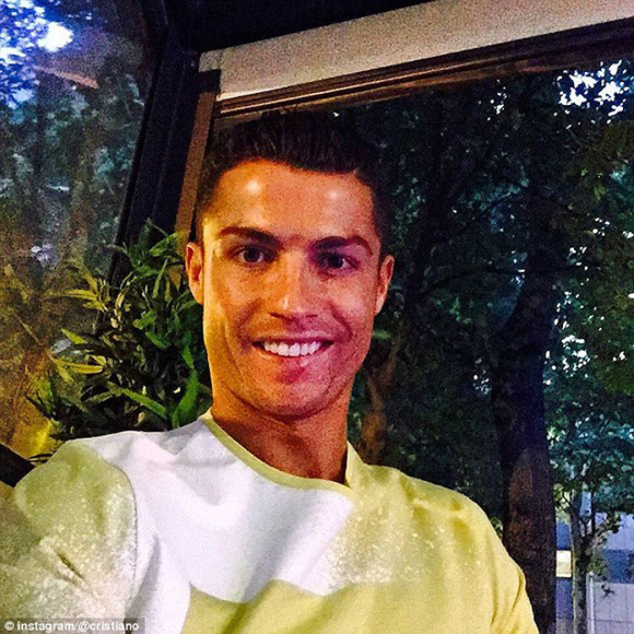 C罗社交媒体互动_c罗在白宫自拍：图中还包括乔治娜、马斯克、因凡蒂诺等人_C罗自拍习惯