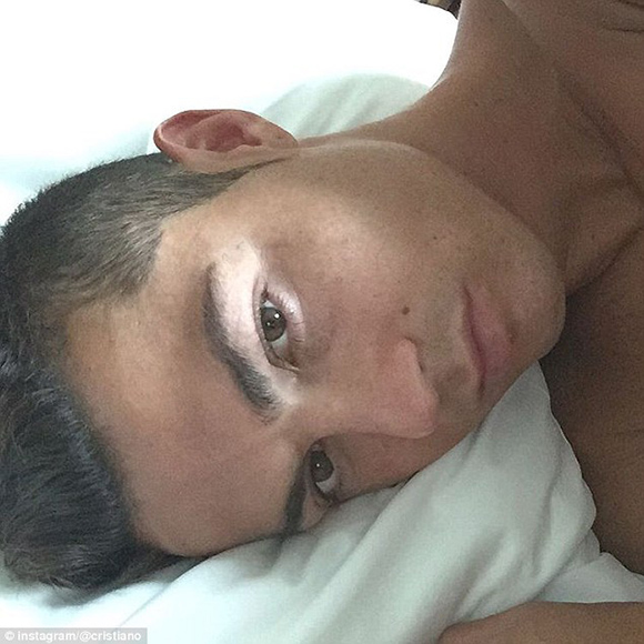 C罗社交媒体互动_c罗在白宫自拍：图中还包括乔治娜、马斯克、因凡蒂诺等人_C罗自拍习惯