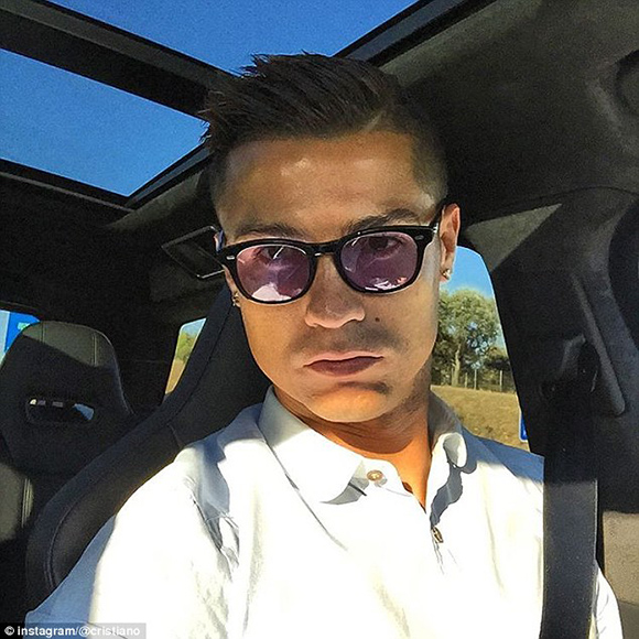 C罗社交媒体互动_C罗自拍习惯_c罗在白宫自拍：图中还包括乔治娜、马斯克、因凡蒂诺等人