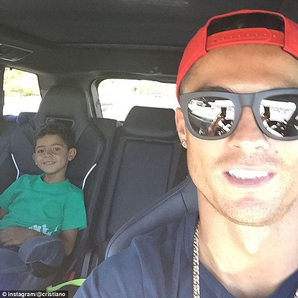 c罗在白宫自拍：图中还包括乔治娜、马斯克、因凡蒂诺等人_C罗自拍习惯_C罗社交媒体互动