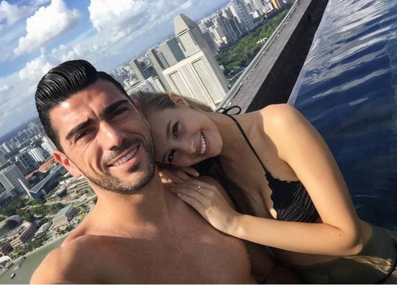 安娜凯瑟琳格策女友_欧洲杯太太团排行_欧洲杯太太团c位争夺战：一吻定情——津琴科妻子赛丹