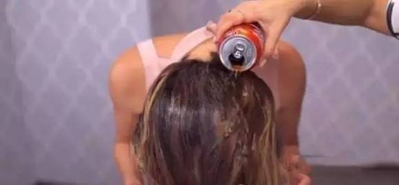 用可乐洗过头的姑娘,都把洗发水扔了|界面新闻JMedia