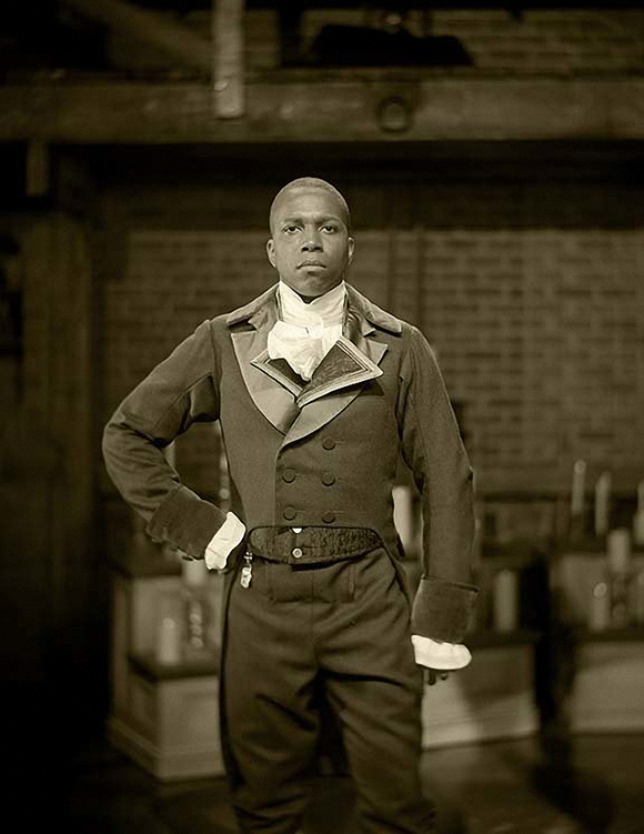 小莱斯利·欧多姆(leslie odom jr)饰演的亚伦·伯尔.乔西·莱勒/摄