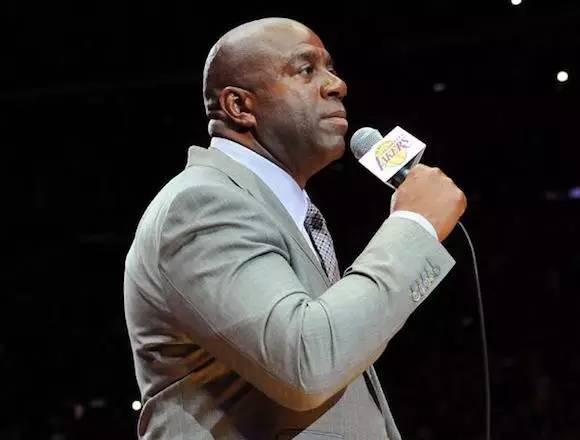 湖人魔术师约翰逊接管篮球运营总裁_湖人解雇乔伊-巴斯和杰西-巴斯 重组运营部_湖人管理层变动分析