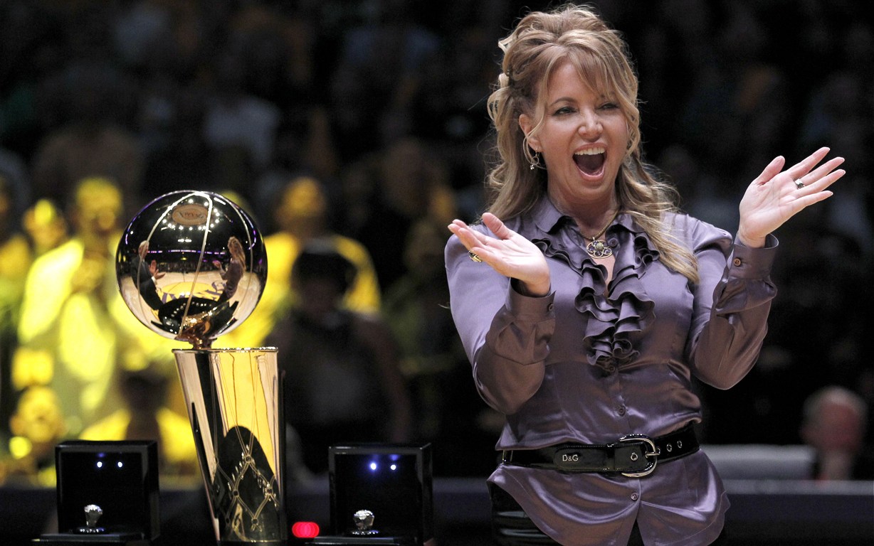 湖人魔术师约翰逊接管篮球运营总裁_湖人解雇乔伊-巴斯和杰西-巴斯 重组运营部_湖人管理层变动分析