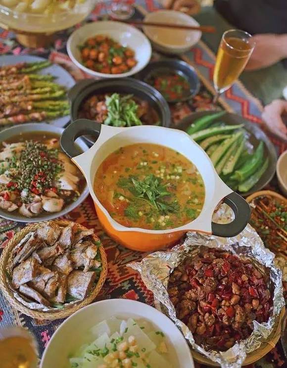 两男一女,过上了你这辈子敢想却不敢干的生活