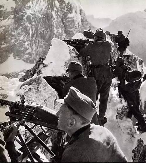 山地师的防线图为德国山地师装备几名山地师军官在讨论雪绒花,男人