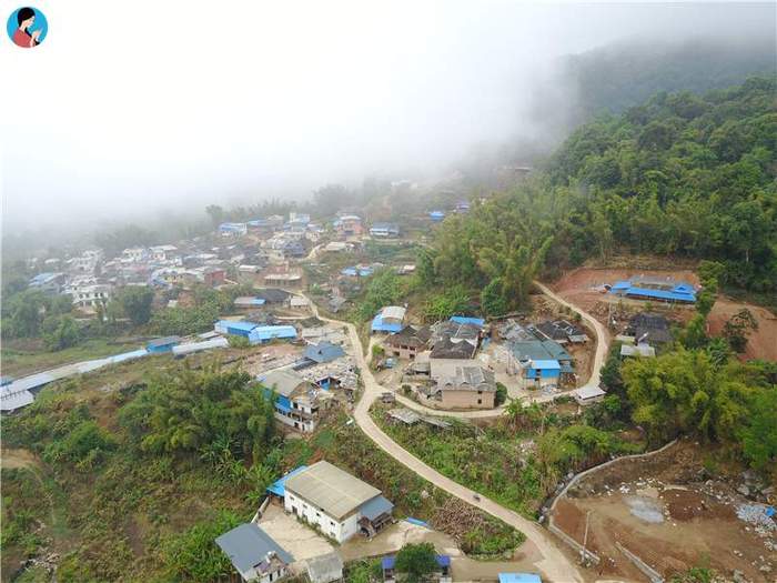 去滑竹梁子古茶园,必须先抵达坝檬大寨,寨子位于大山里,水泥盘山路晃