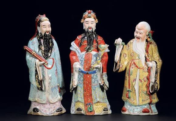 老鹿家祖上在城里混过,相比世代生活在村里的白家,算是吃过见过,城里