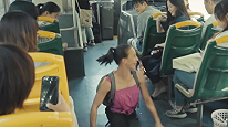 上海869路公交车上，突然有位外国美女跳起了舞