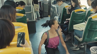 上海869路公交车上，突然有位外国美女跳起了舞