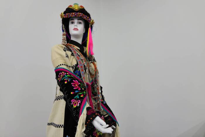 来自丹巴嘉绒纯手工藏绣代表性传承人,康巴卓越工匠扎西拉姆的服饰