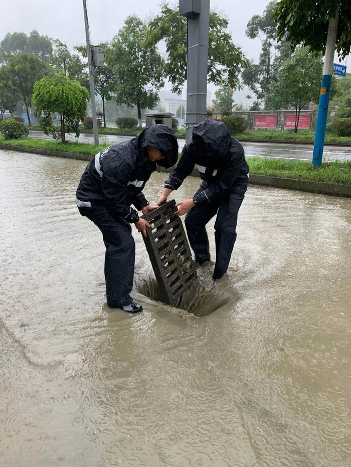 方便車輛,行人通行 時間:11:20 國經市政工作人員維護吹落的景觀燈