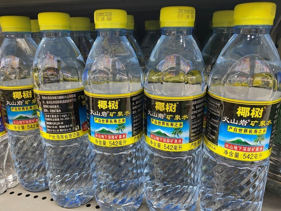 椰树火山岩矿泉水