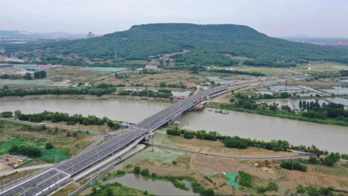 就是附近的吉印大道跨秦淮河大桥开通,大桥连接九龙湖和江宁大学城