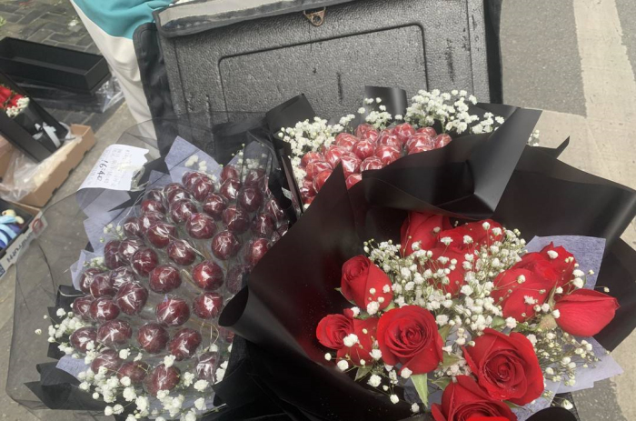 过节玫瑰花价格水涨船高 20元一支的玫瑰花你会买吗？