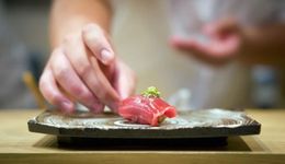 人均上千、魚龍混雜，Omakase成為高端日料的財(cái)富密碼？