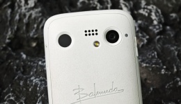 昙花一现的BALMUDA Phone，最后的“小屏”手机