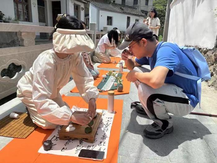 摄影:卢虹"漫步在传统中式村庄里,搭配着优雅的茶艺,清新的茶香,让我