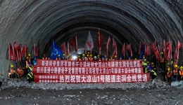 西南第一長高速公路隧道貫通，樂西高速馬昭段今年底建成通車！