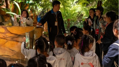 東北首家！哈爾濱極地公園上新，擼蟒蛇摸巨蜥太刺激