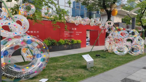裝點(diǎn)五一假日，大學(xué)生創(chuàng)意“圈”出彩