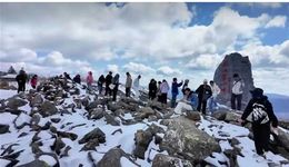 鳳凰山景區(qū)：一山兩季，邂逅五月飄雪童話世界